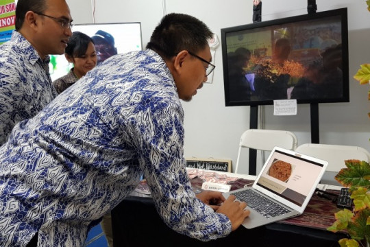 Dr. Ir. Ruandha Agung Sugardiman, M.Sc. Director General of Climate Change, tried a peatland quiz at Pantau Gambut booth © Istimewa/Pantau Gambut