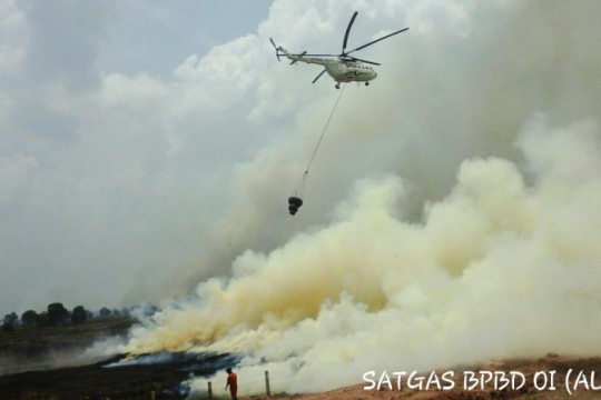 A helicopter deployed by the National Disaster Management Agency (BNPB) in the process of extinguishing burning land from the air in South Sumatra, 4 Oktober 2018. © BNPB