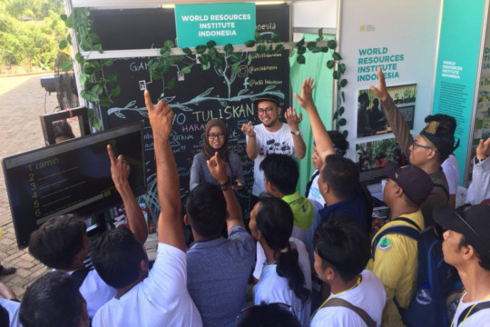 Antusiasme warga saat mengikuti kegiatan di salah satu booth lembaga riset di acara Jambore Gambut