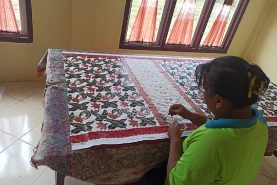Batik craftsmen in East Tanjung Jabung making batik. Credit:Yitno Suprapto