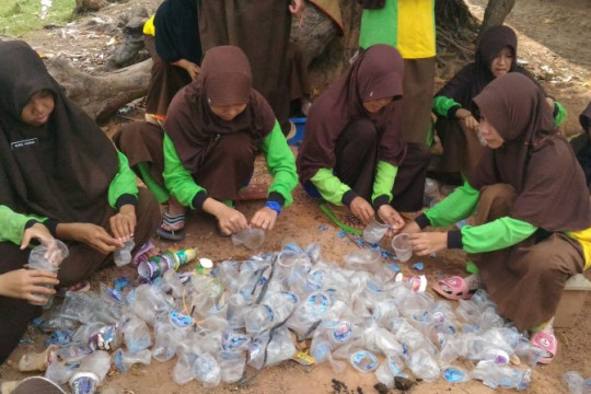 Utilizing plastic waste for plant containers © Nindy