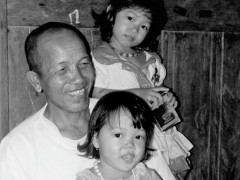 Imis with two of his 12 grandchildren. © Budi Kurniawan