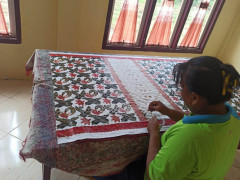 Batik craftsmen in East Tanjung Jabung making batik. Credit:Yitno Suprapto