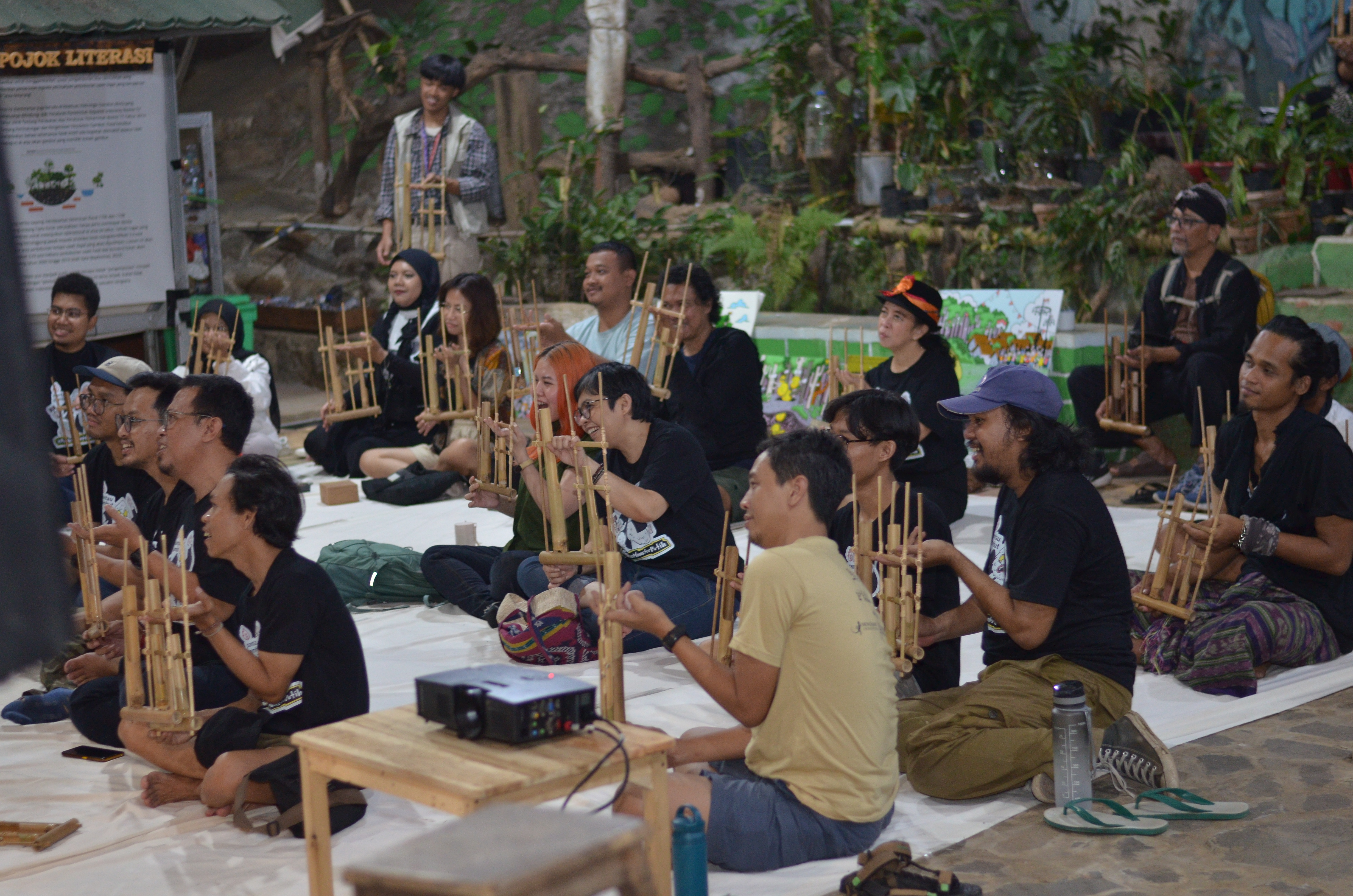 A training session on playing the angklung by the Ciliwung Community in Depok.