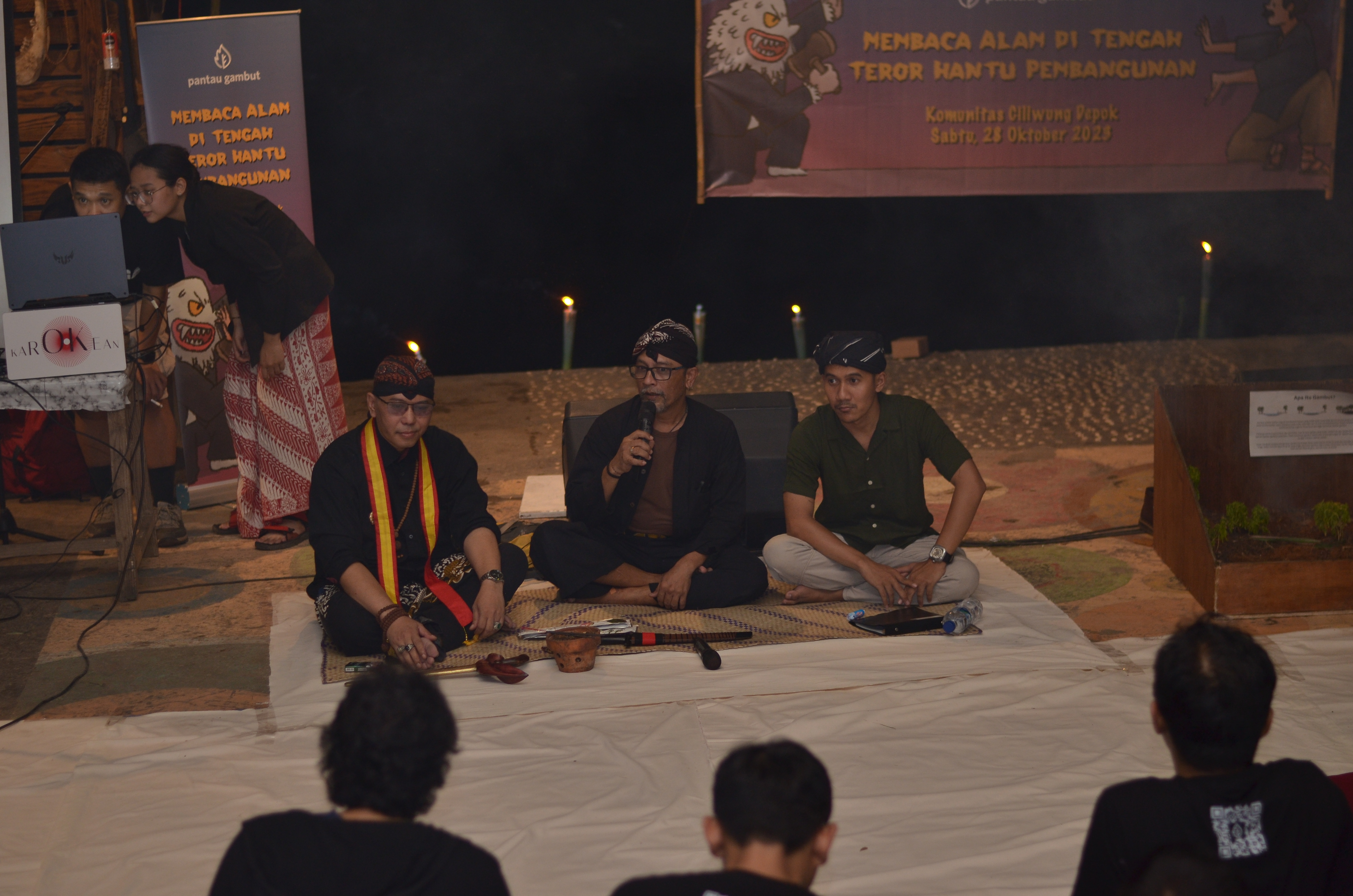 A discussion session featuring (from left to right) Damar Shashangka (author of the novel Sabda Palon), Yuyun Indradi (Cultural Practitioner), and Tommy Utomo (Ciga TV Kasepuhan Gelar Alam).