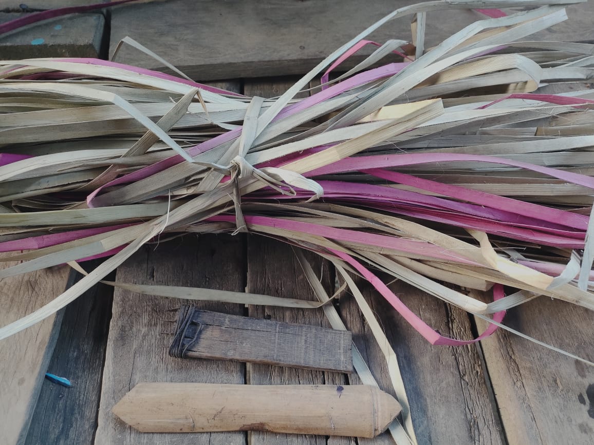 Pandan strands that have been dried and colored